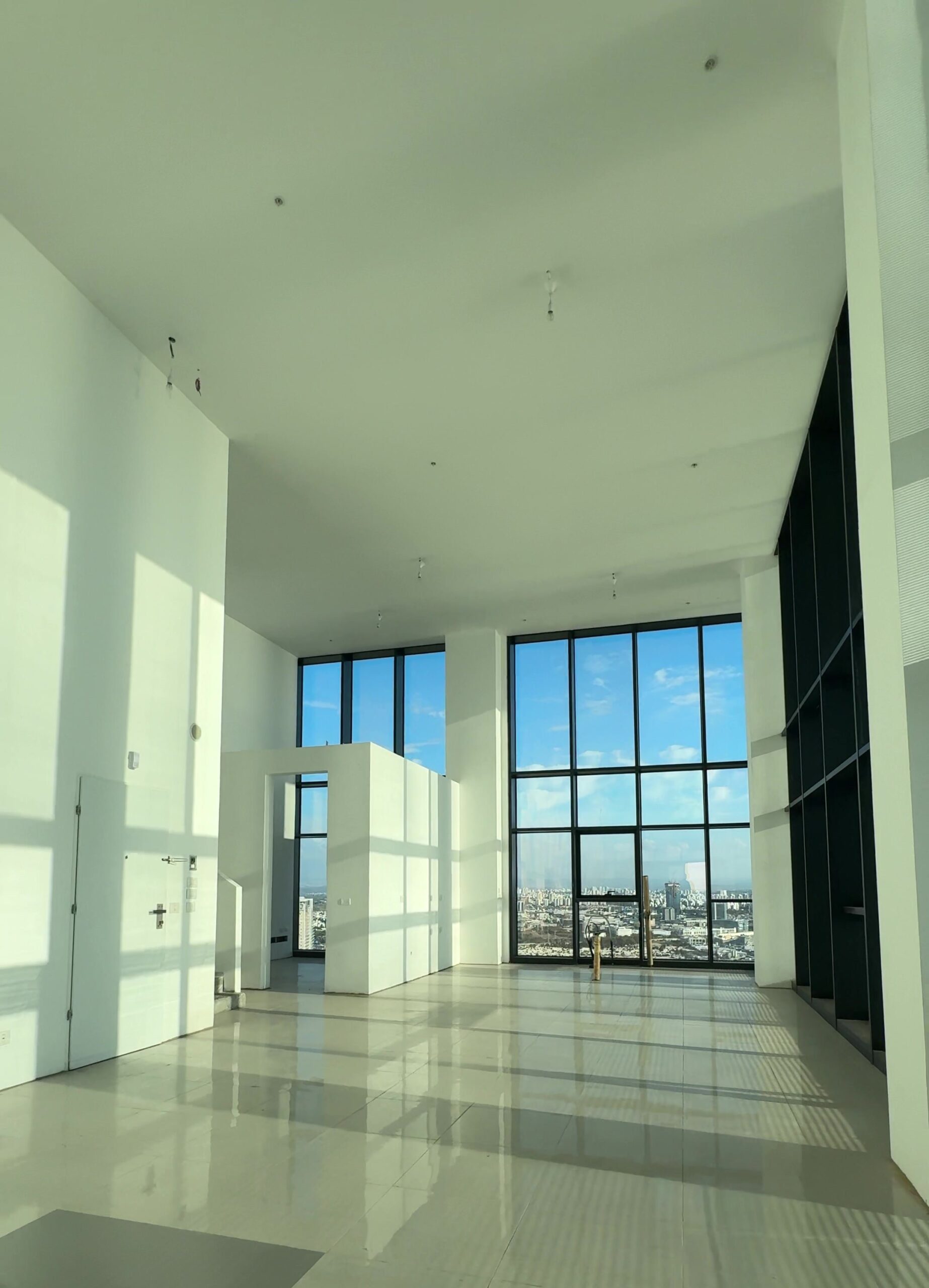 На продажу: роскошный пентхаус-дуплекс на 46 этаже в YBOX (Lighthouse Tower), Бат-Ям — панорамный вид на море