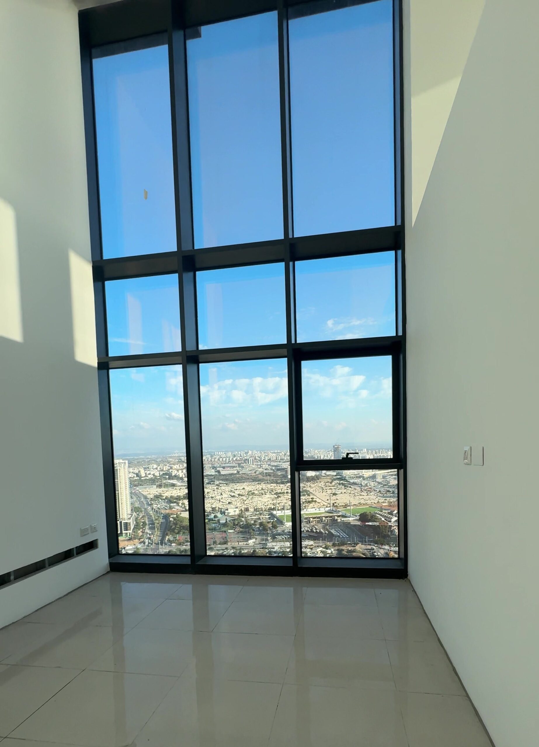На продажу: роскошный пентхаус-дуплекс на 46 этаже в YBOX (Lighthouse Tower), Бат-Ям — панорамный вид на море