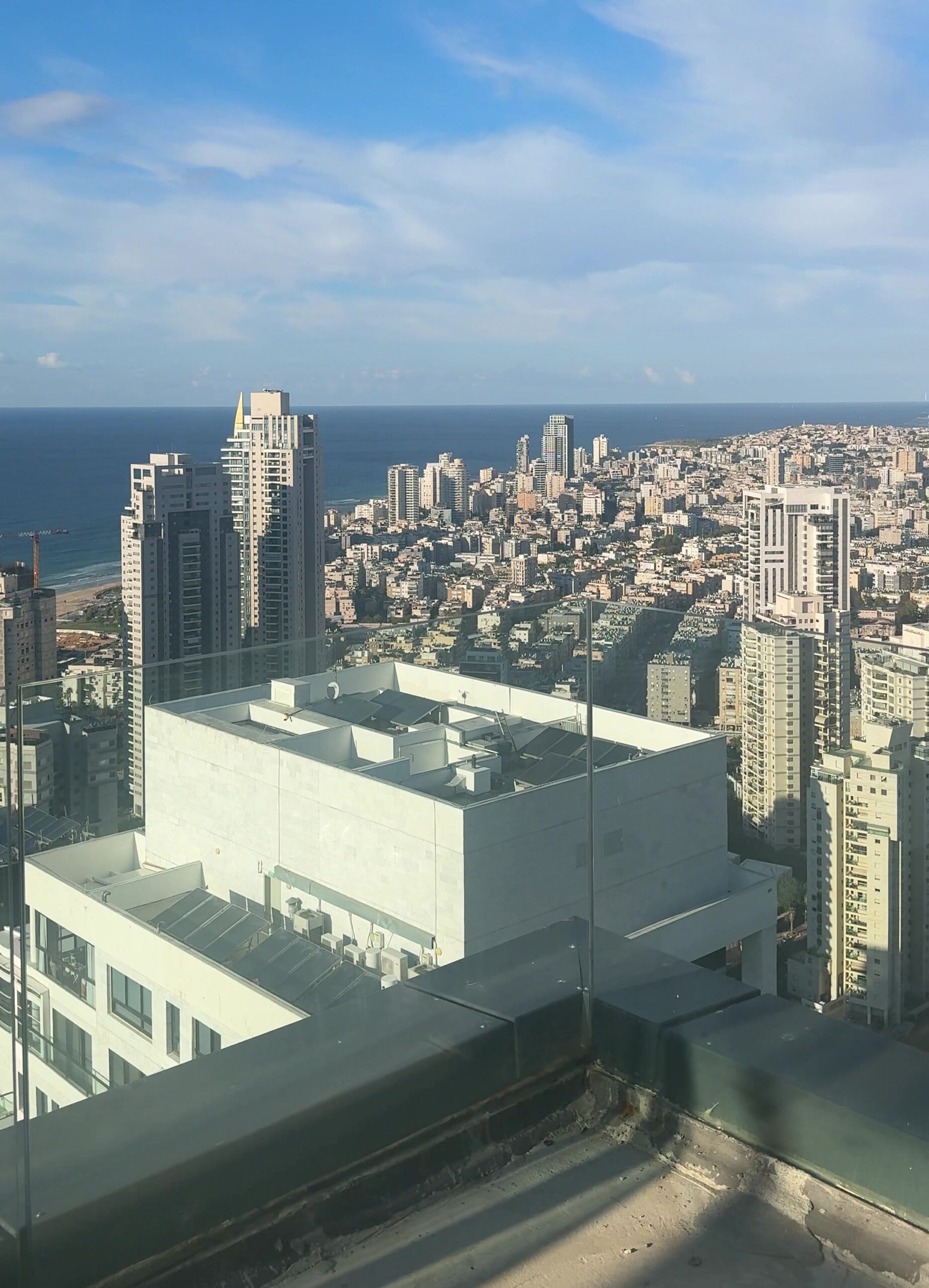 На продажу: роскошный пентхаус-дуплекс на 46 этаже в YBOX (Lighthouse Tower), Бат-Ям — панорамный вид на море