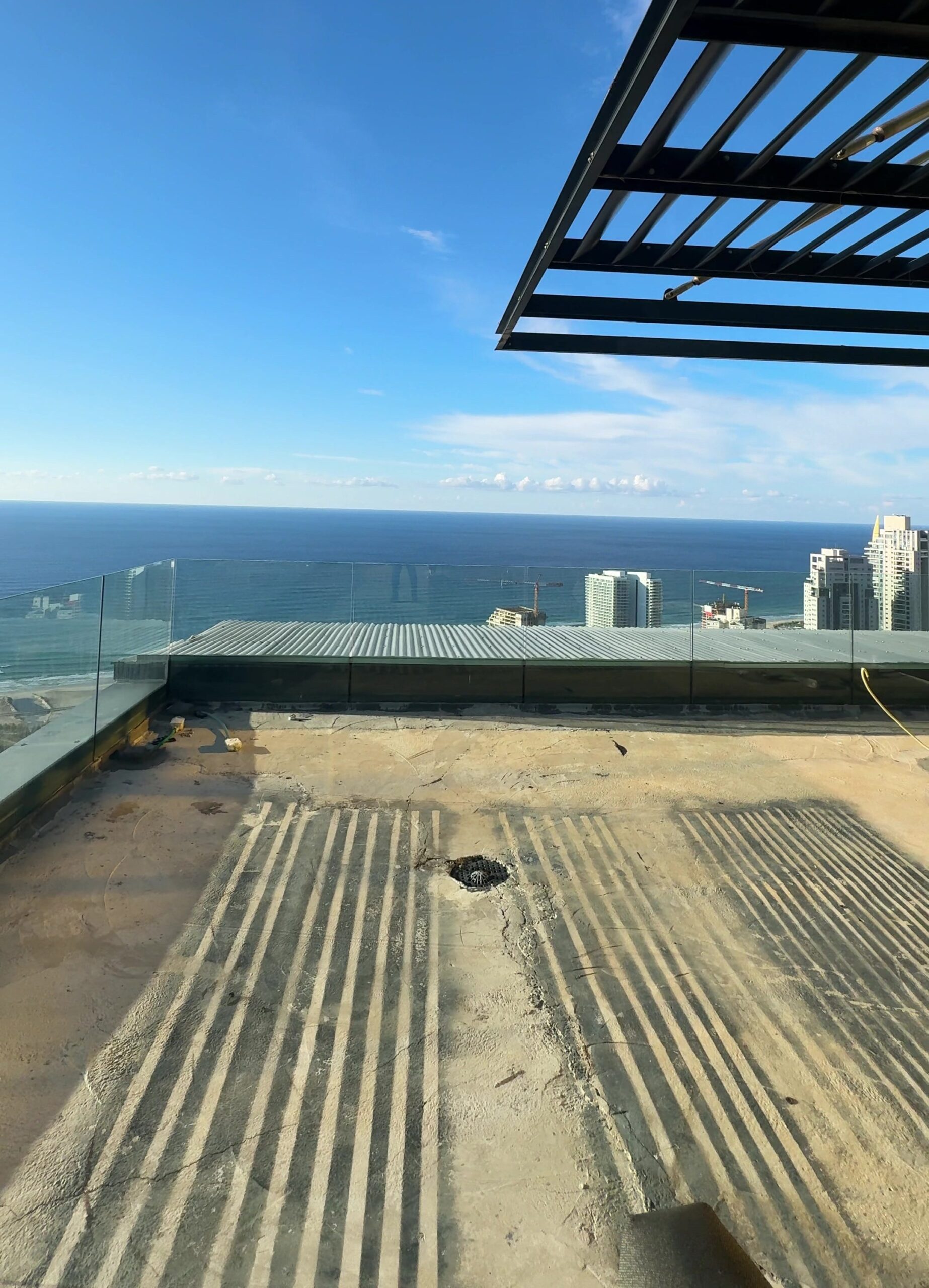 На продажу: роскошный пентхаус-дуплекс на 46 этаже в YBOX (Lighthouse Tower), Бат-Ям — панорамный вид на море