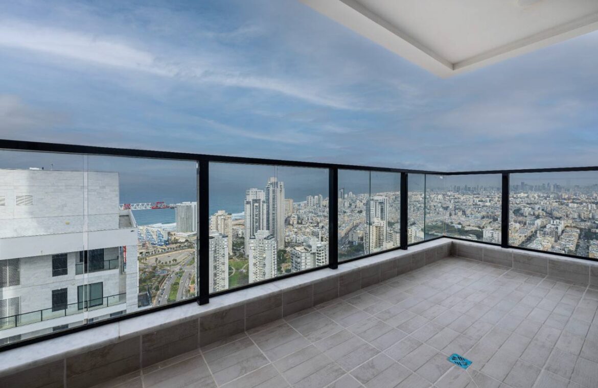 דירה בקומה 39 עם נוף פתוח ומרהיב לים ולתל אביב להשכרה במגדל Eden Tower, פארק הים — בת ים