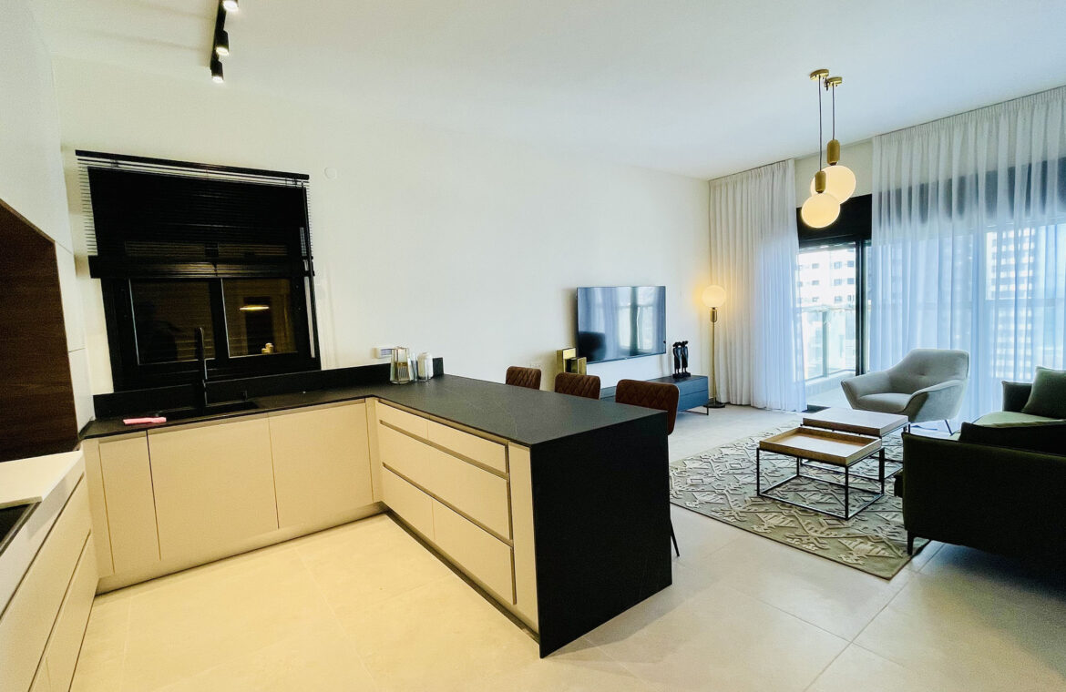 На продажу 5-комнатная квартира на 18 этаже в проекте Eden Tower в Бат-Яме