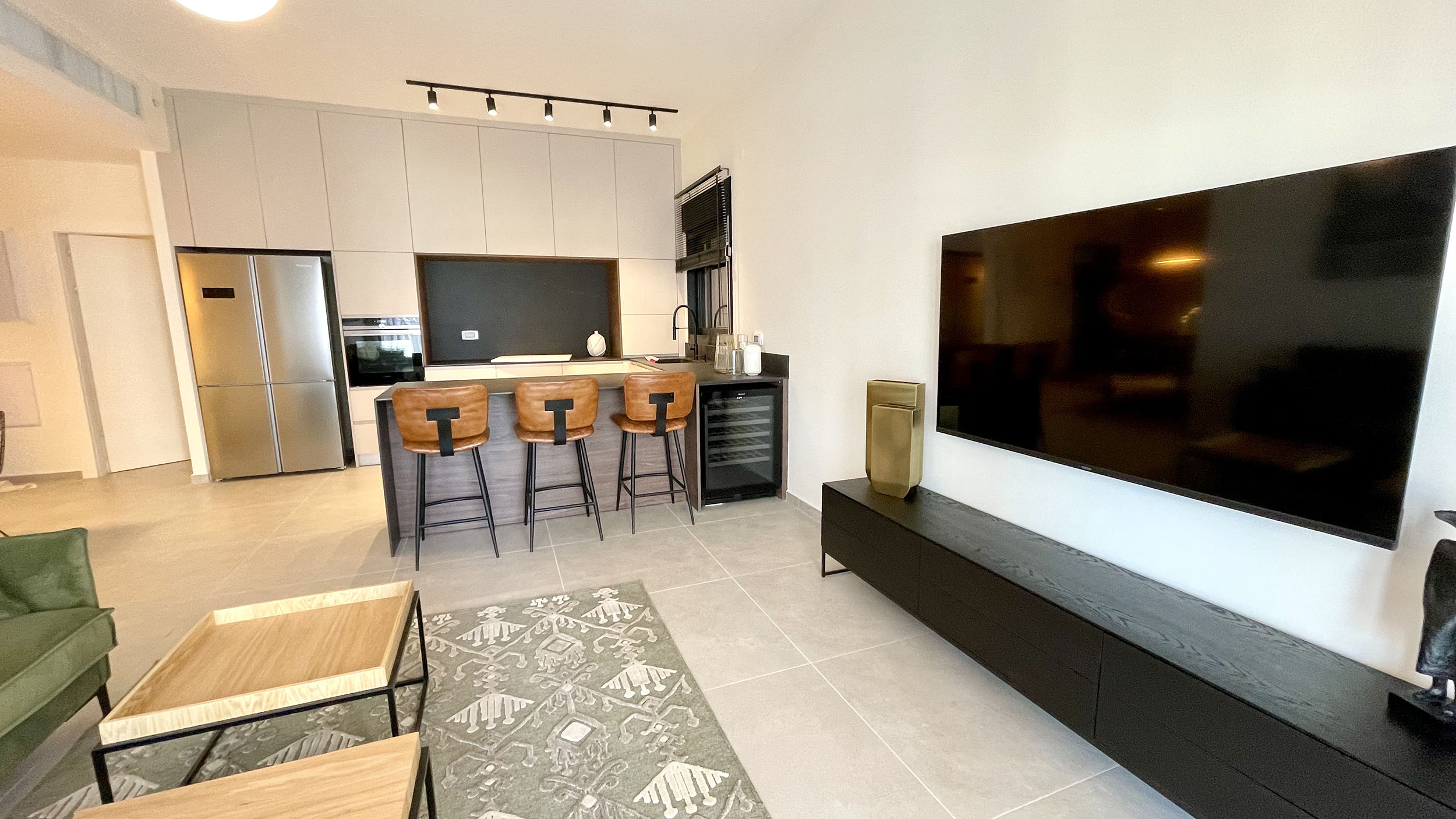 להשכרה דירה 5 חדרים, בקומה 18, בפרויקט Eden Tower בבת ים, פארק הים