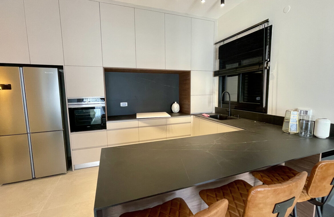 להשכרה דירה 5 חדרים, בקומה 18, בפרויקט Eden Tower בבת ים, פארק הים