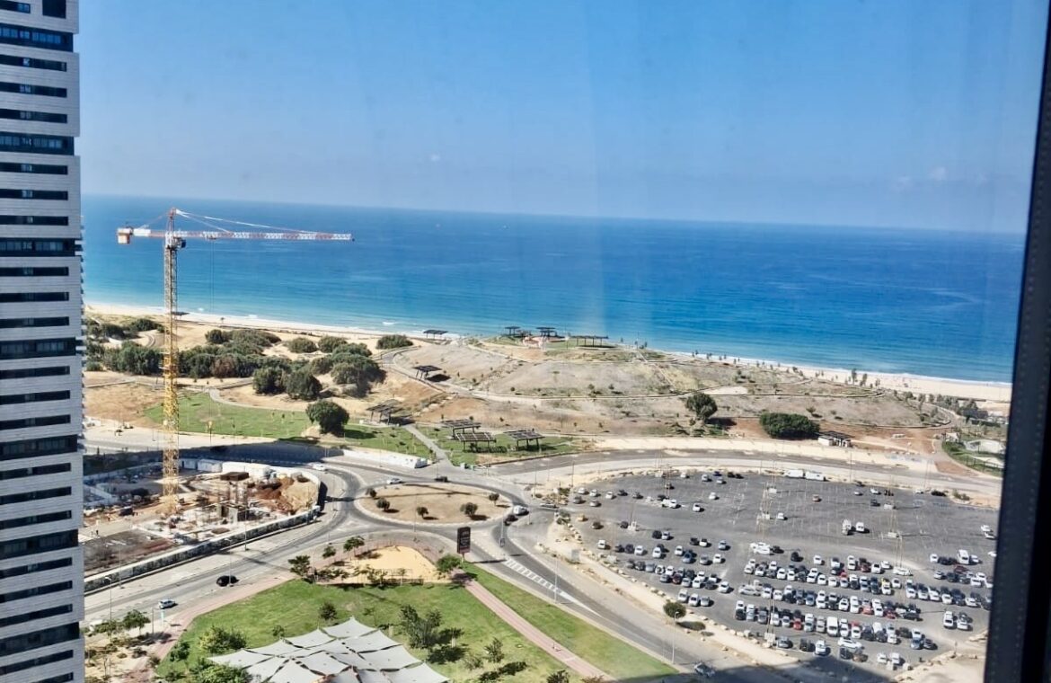 להשכרה דירת יוקרה 4 חדרים LIGHTHOUSE YBOX