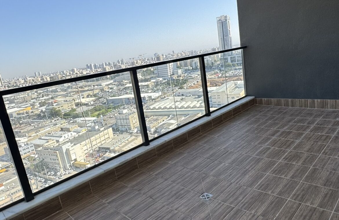 להשכרה - 4 חדרים, Eden Tower, פארק הים, בת ים