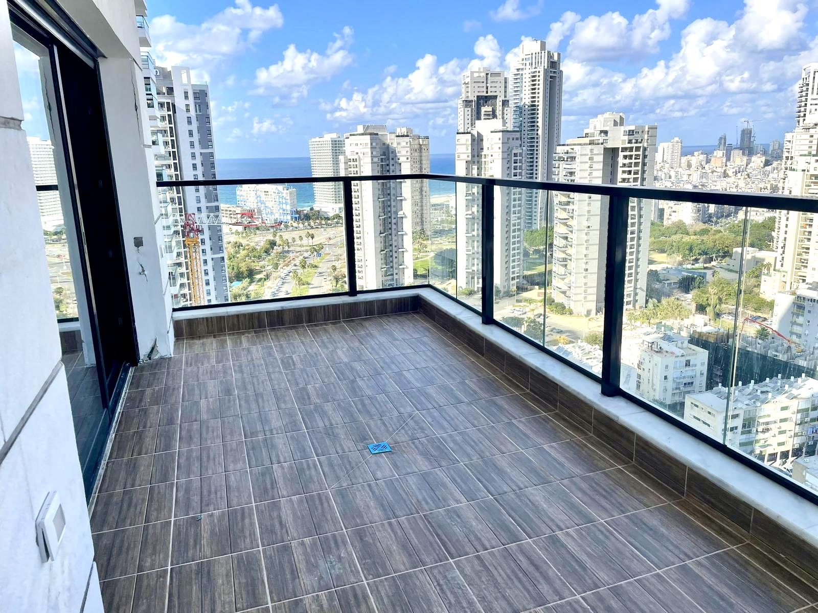 להשכרה - 4 חדרים, Eden Tower, פארק הים, בת ים