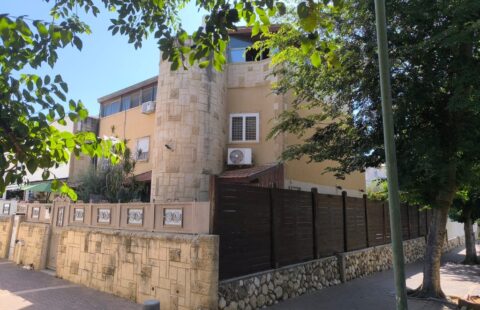 На продажу: 5-комнатный угловой коттедж с садом, район Мишор ха-Ноф, Ришон-ле-Цион