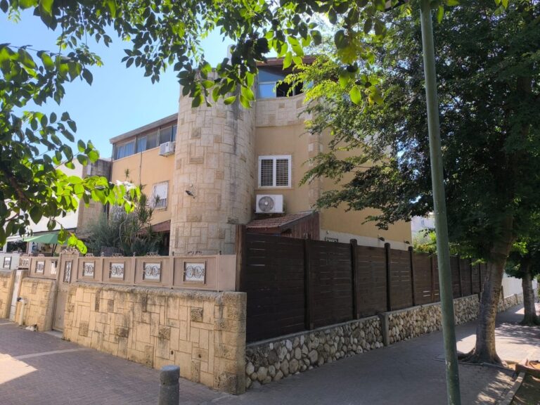For Sale: 5-Room Corner Townhouse with Garden, Mishor HaNof, Rishon LeZion