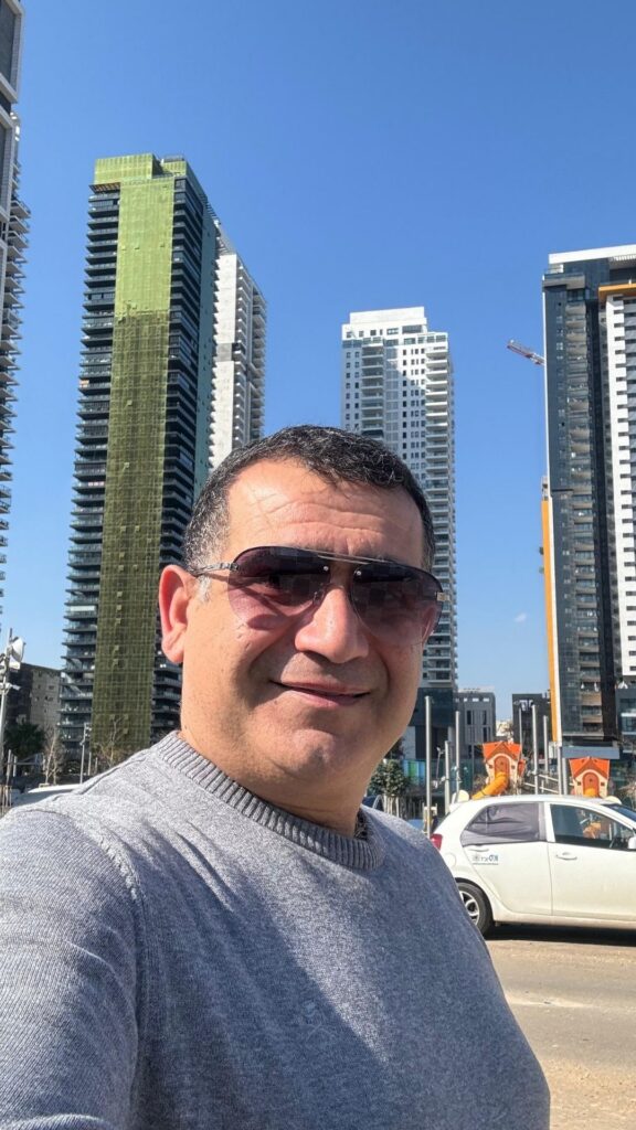 טימור על רקע שכונות המגורים בראשון לציון ובת ים