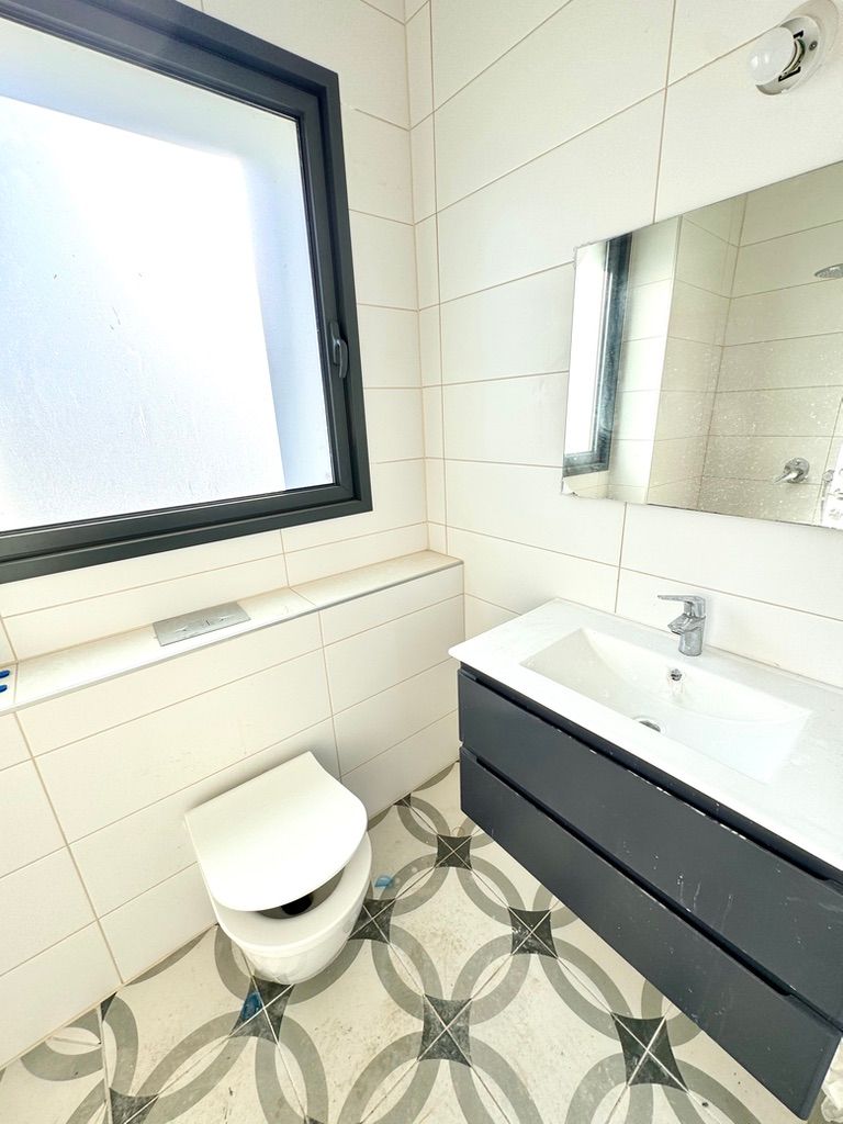 For Sale: 5-Room Apartment in Electra Sea Park, Bat Yam